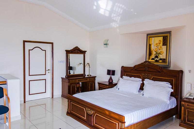 سوئیت پنت هاوس, Barmoi