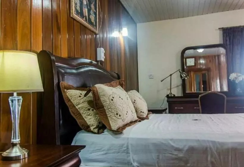 سوییت با چشمانداز استخر, Barmoi