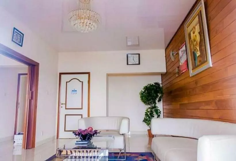 سوییت با چشمانداز استخر, Barmoi