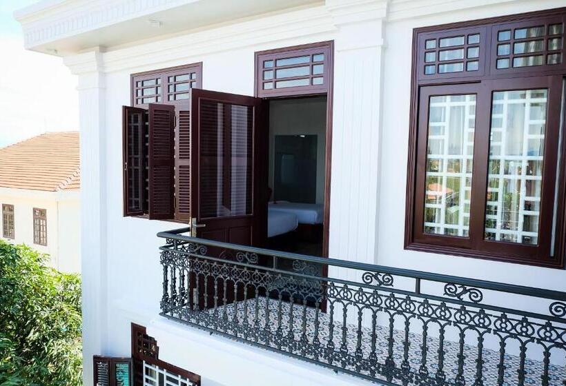 اتاق استاندارد سه تخته با چشم‌انداز استخر, Unity Villa