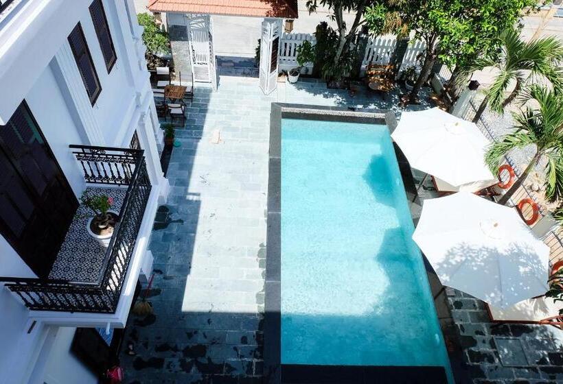 اتاق استاندارد سه تخته با چشم‌انداز استخر, Unity Villa