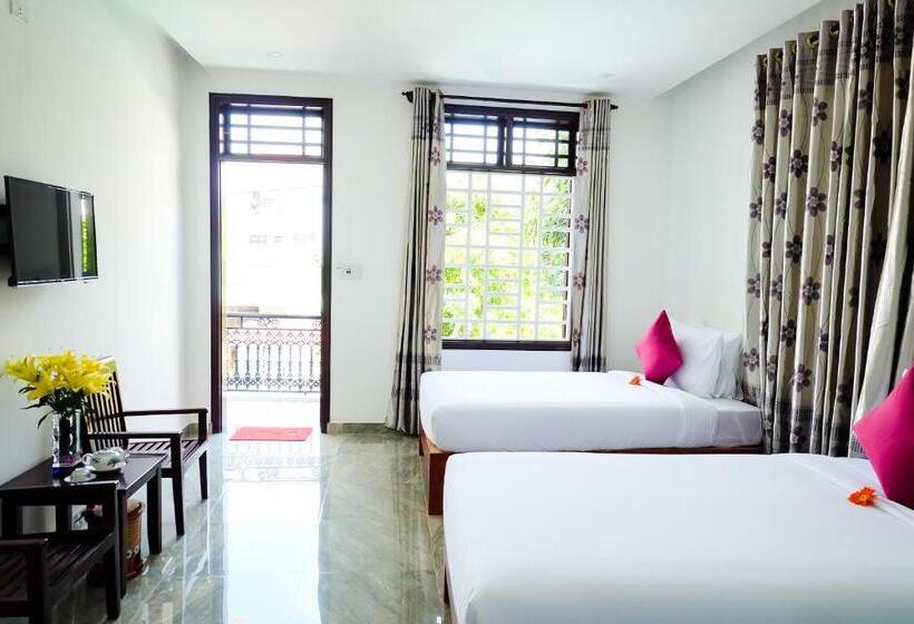 اتاق استاندارد سه تخته با چشم‌انداز استخر, Unity Villa