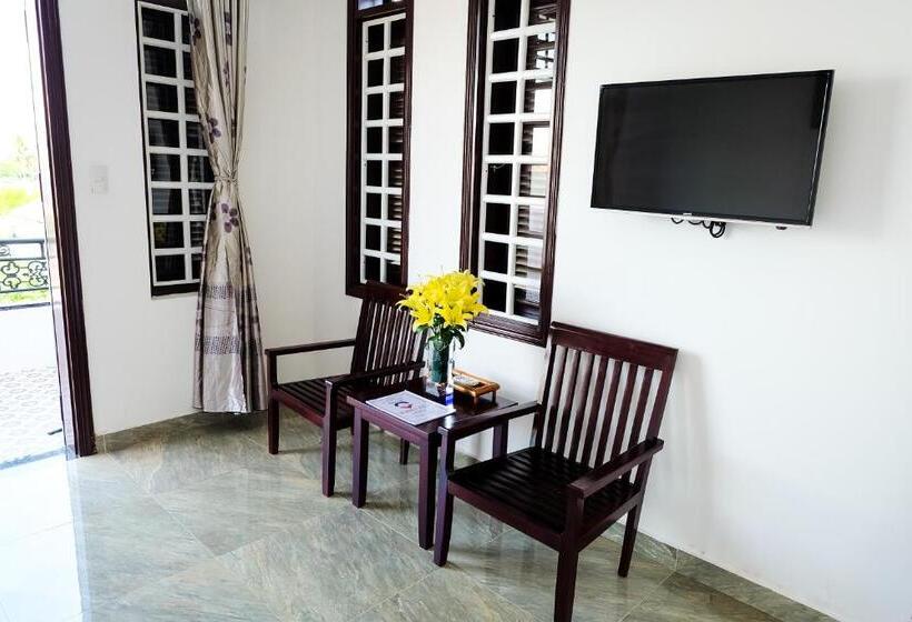 اتاق استاندارد سه تخته با چشم‌انداز استخر, Unity Villa