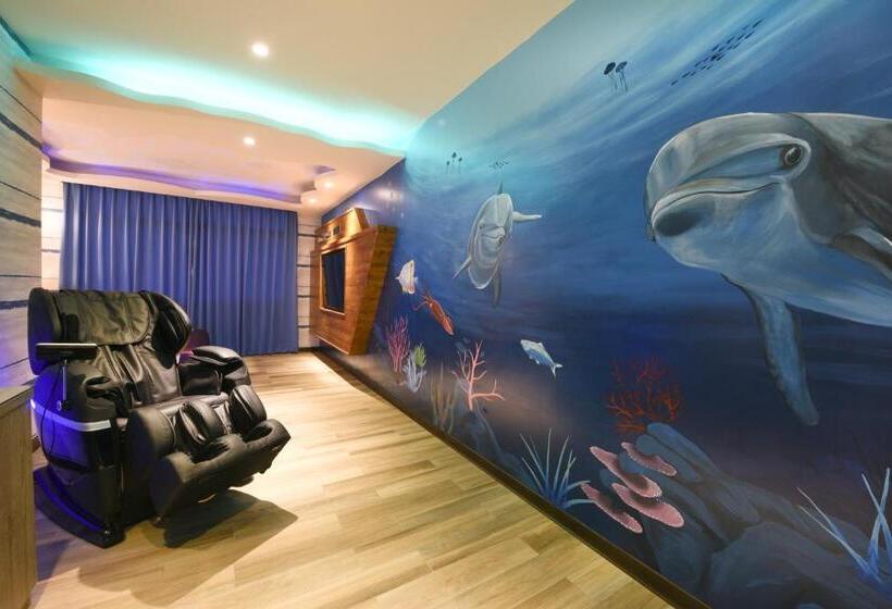 اتاق استاندارد با وان آب گرم, Carnival Motel