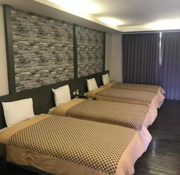 اتاق استاندارد چهار تخته, Carnival Motel