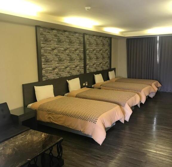 اتاق استاندارد چهار تخته, Carnival Motel