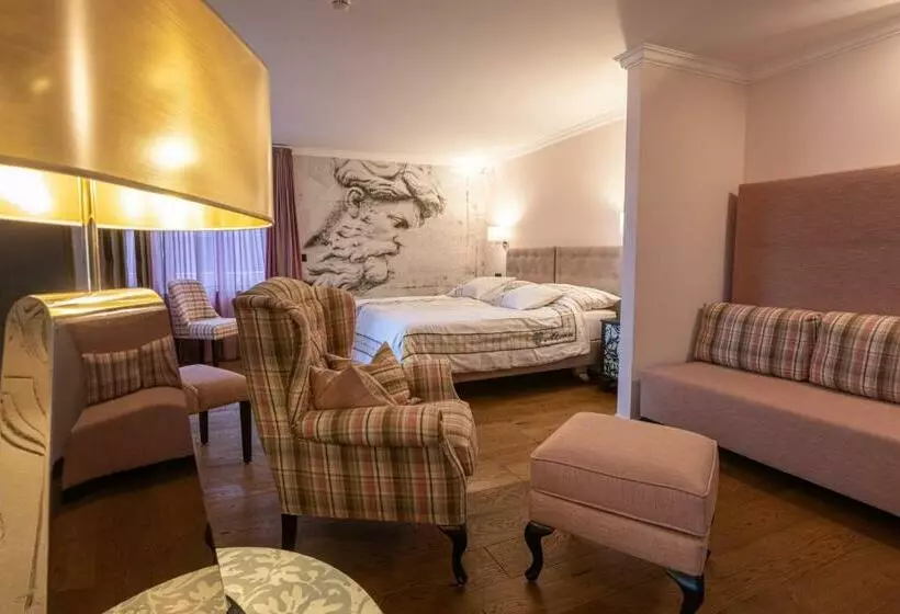 Juniorsviitti, Home Hotel Arosa