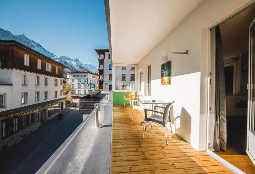 Juniorsviitti, Home Hotel Arosa