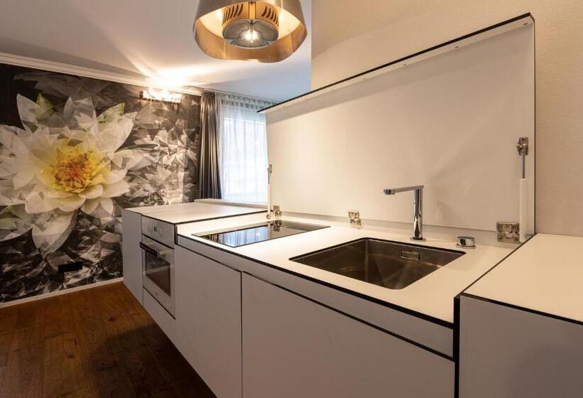 سوییت جونیور, Home Hotel Arosa