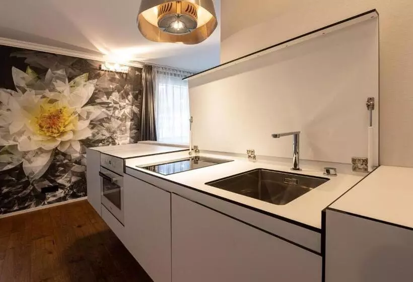 Juniorsviitti, Home Hotel Arosa