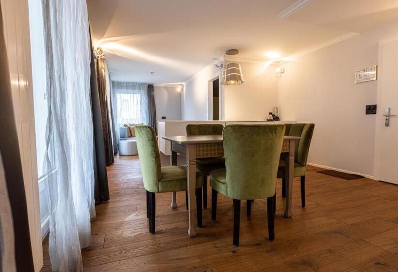 سوییت جونیور, Home Hotel Arosa