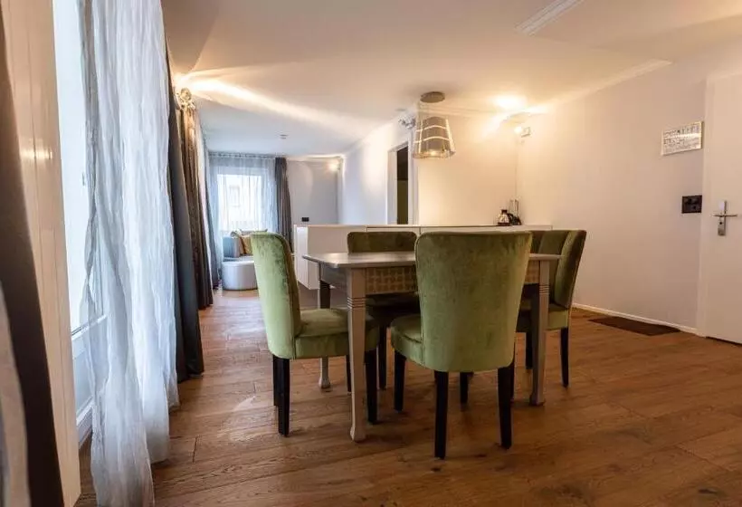 Juniorsviitti, Home Hotel Arosa