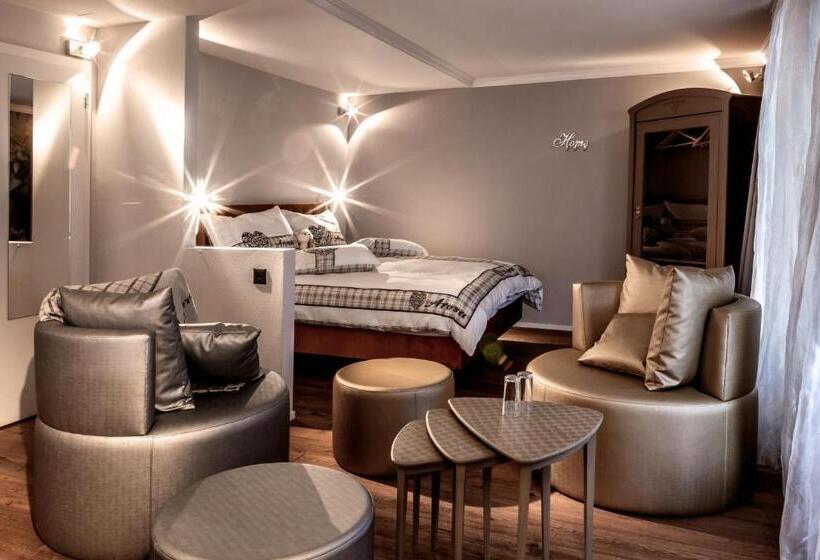 سوییت جونیور, Home Hotel Arosa