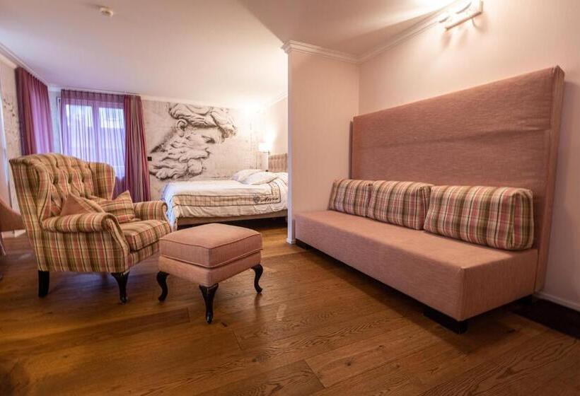 سوییت جونیور, Home Hotel Arosa