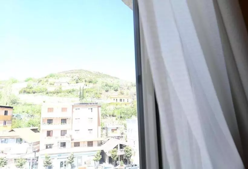 اتاق استاندارد سه نفره, Liss