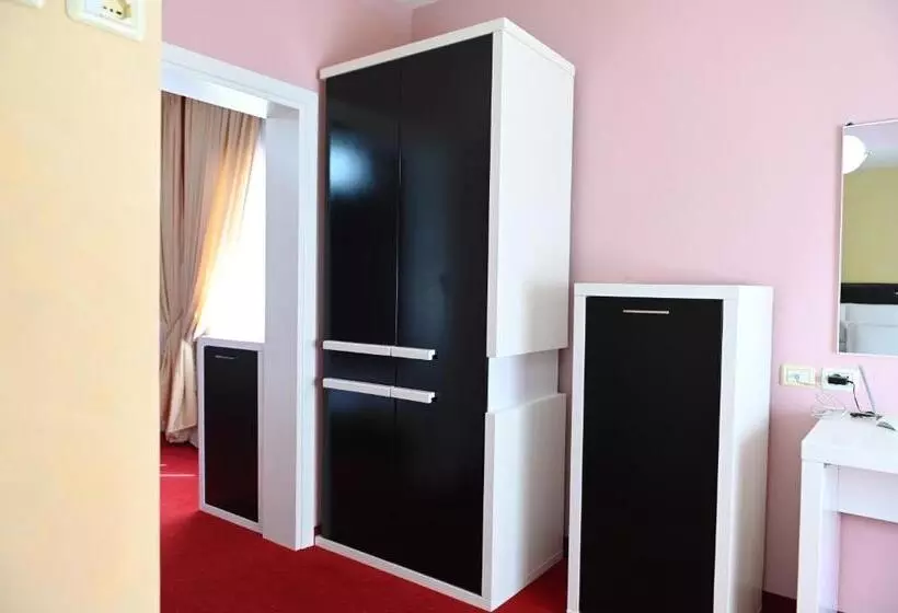 اتاق استاندارد سه نفره, Liss