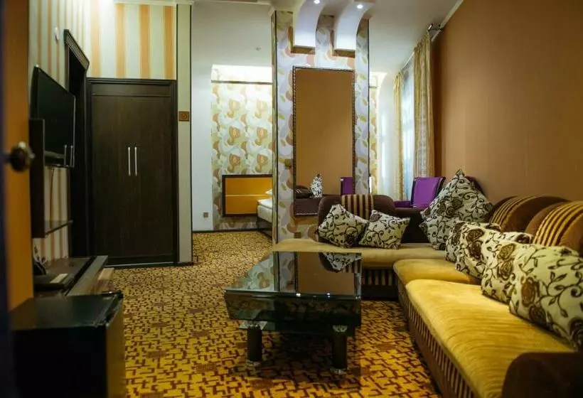 سوئیت با بالکن, Zhibek Zholy