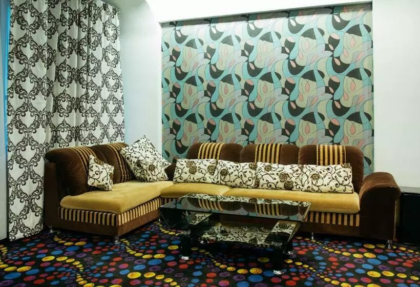 سوییت خانوادگی, Zhibek Zholy