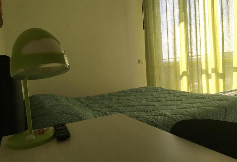 اتاق لوکس سه تخته, Top Floor Rentrooms Napoli