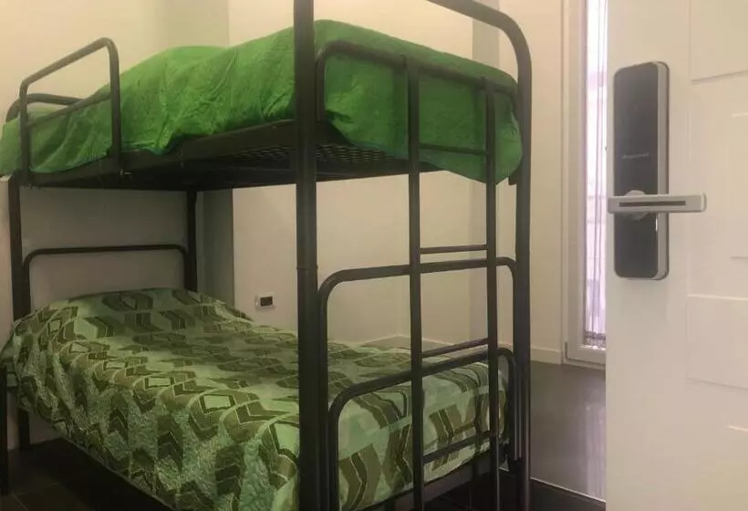 تختخواب در اتاق مشترک, Top Floor Rentrooms Napoli