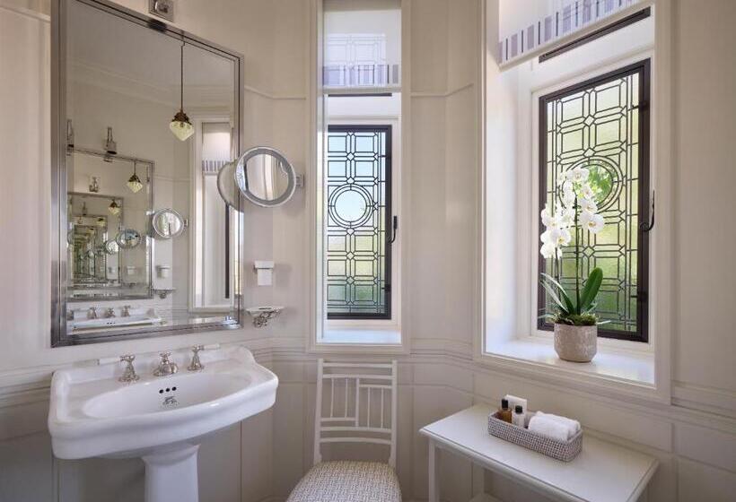 Люкс Кровать Кинг, At Sloane