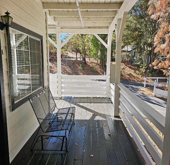 جناح ديلوكس, Alhatti Christian Resort