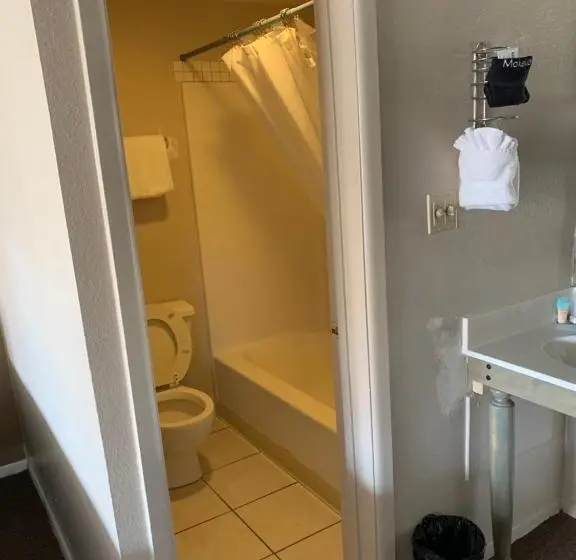 キングサイズベッドのスタンダードルーム, Down Home Lodge & Family Rv Resort