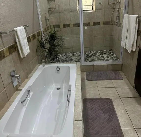 اتاق خانوادگی, Safari Bed & Breakfast
