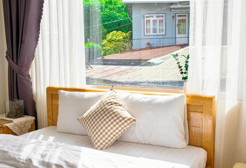 اتاق استاندارد چهارنفره با بالکن, Nắng Hạ Homestay đà Lạt
