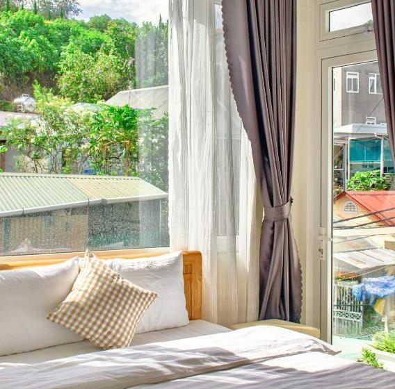 اتاق استاندارد چهارنفره با بالکن, Nắng Hạ Homestay đà Lạt