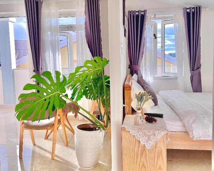 اتاق لوکس با بالکن, Nắng Hạ Homestay đà Lạt