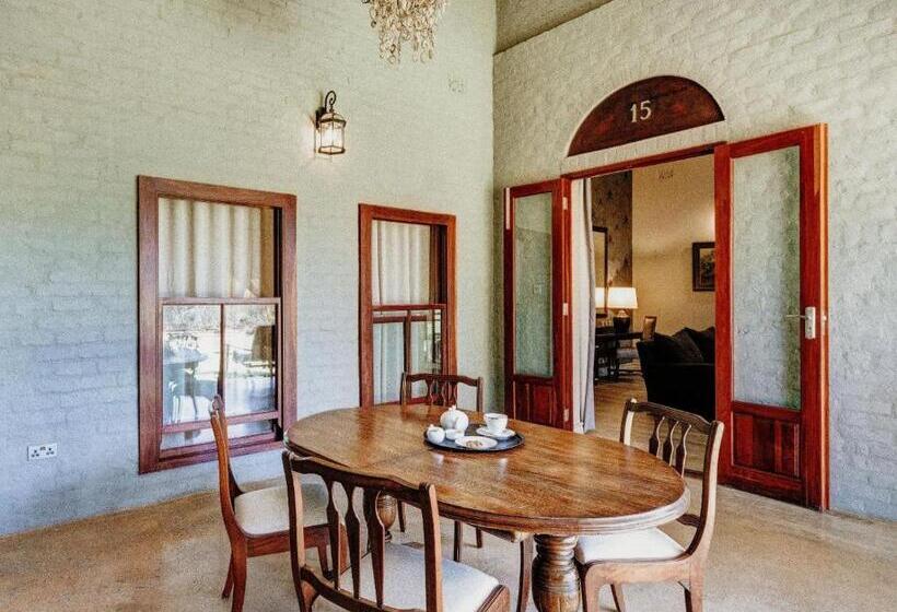 سوییت اجرایی, The Peech Boutique