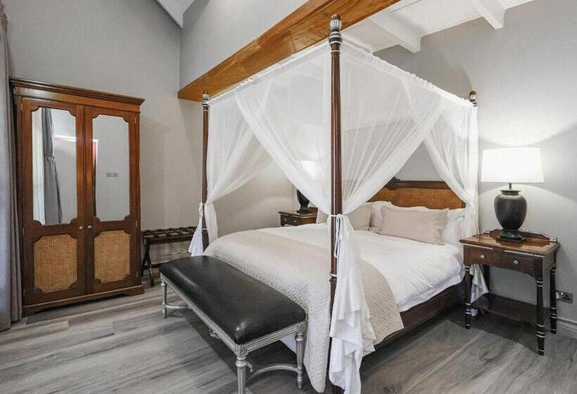 سوییت اجرایی, The Peech Boutique