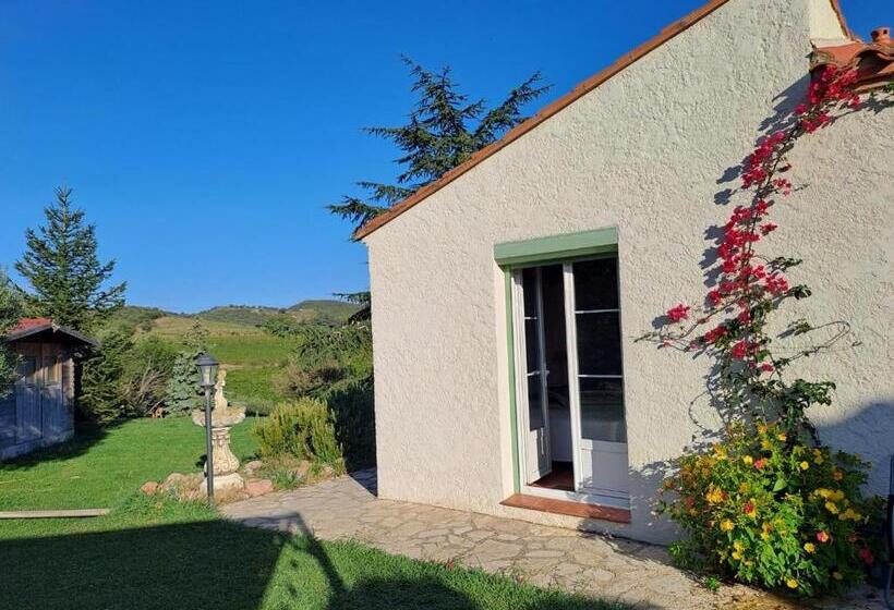 غرفة قياسية مطلّة علي حمام السباحة, La Chambre De L Auxineill