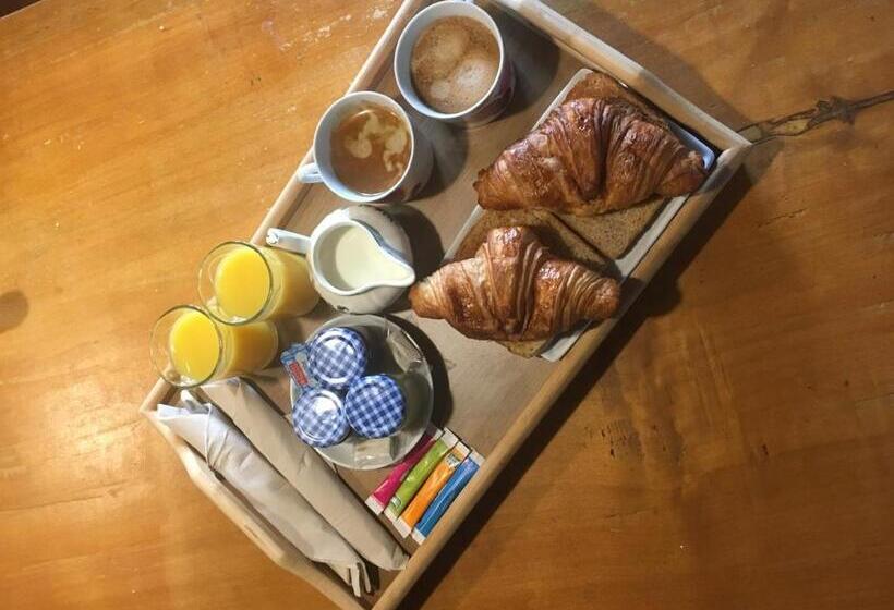 غرفة قياسية مطلّة علي حمام السباحة, La Chambre De L Auxineill