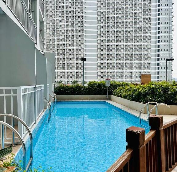 Suite met Balkon, Breeze Residences Condominium