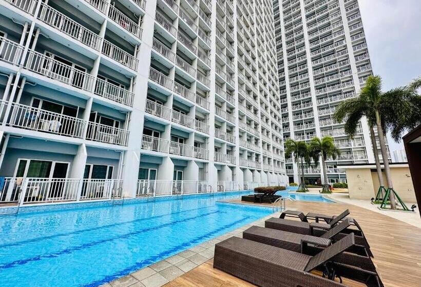 Suite met Balkon, Breeze Residences Condominium