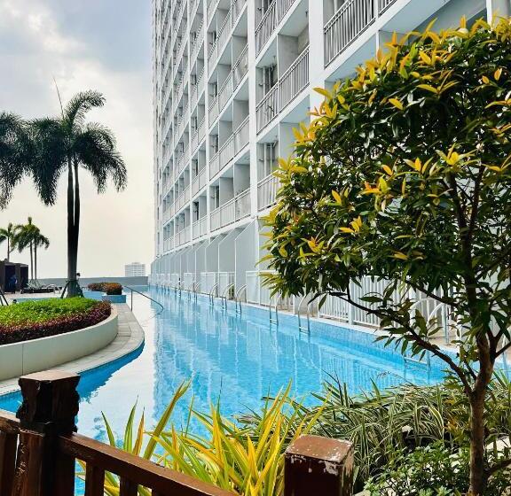 Suite met Balkon, Breeze Residences Condominium