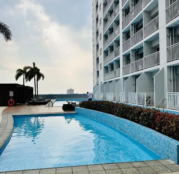 Suite met Balkon, Breeze Residences Condominium