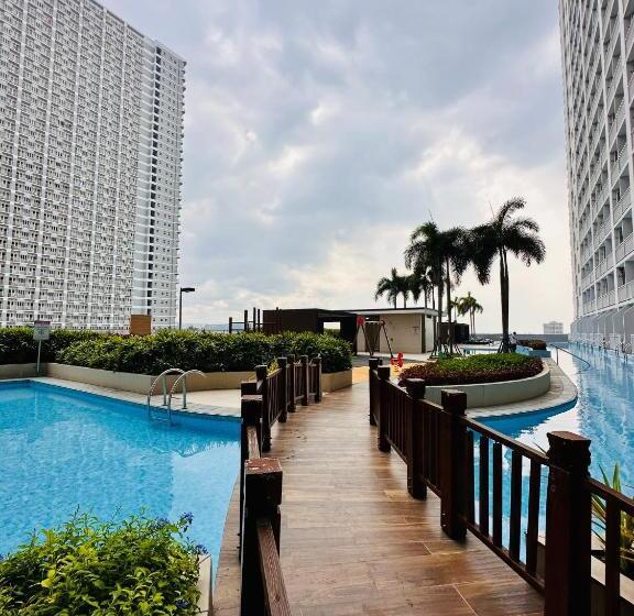 Suite met Balkon, Breeze Residences Condominium