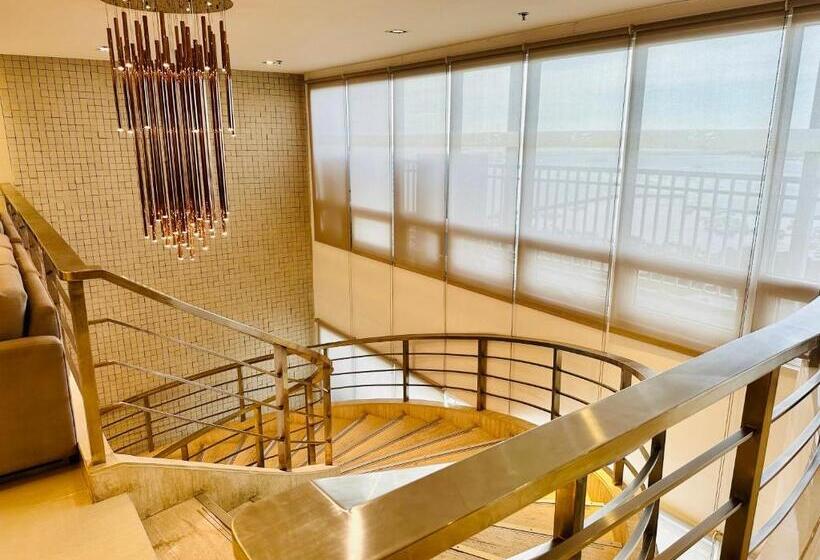 Suite met Balkon, Breeze Residences Condominium