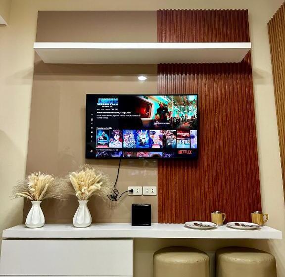 Suite met Balkon, Breeze Residences Condominium