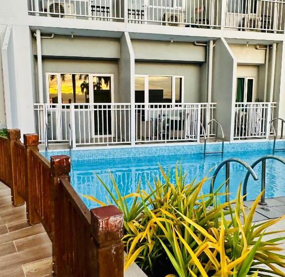 Suite met Balkon, Breeze Residences Condominium