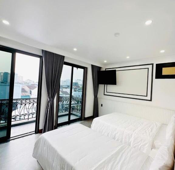 اتاق استاندارد سه نفره, Sala