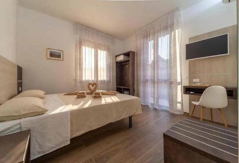 اتاق استاندارد با بالکن, Mentana Rooms