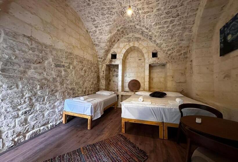 اتاق استاندارد سه نفره, Petra Hotel & Coffee House