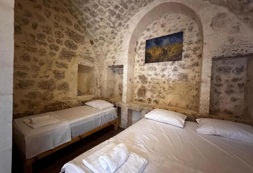 اتاق استاندارد سه نفره, Petra Hotel & Coffee House