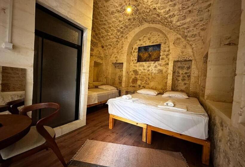 اتاق استاندارد سه نفره, Petra Hotel & Coffee House