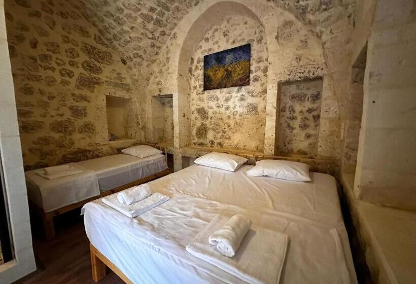 اتاق استاندارد سه نفره, Petra Hotel & Coffee House