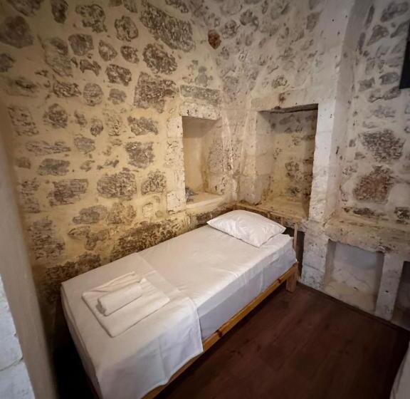 اتاق استاندارد سه نفره, Petra Hotel & Coffee House